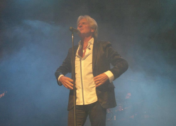 Διάσημος τραγουδιστής έπεσε από τη σκηνή