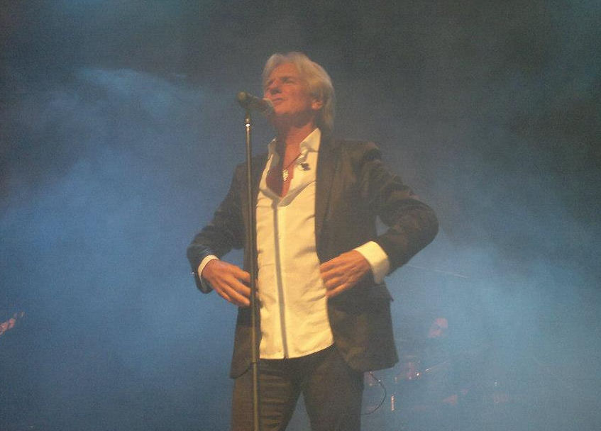 Διάσημος τραγουδιστής έπεσε από τη σκηνή