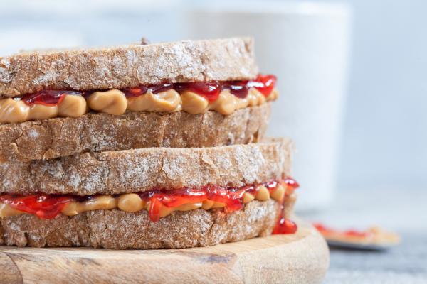 Υπέροχη ιδέα  για πρωινό: Τοστ με φυστικοβούτυρο και μαρμελάδα