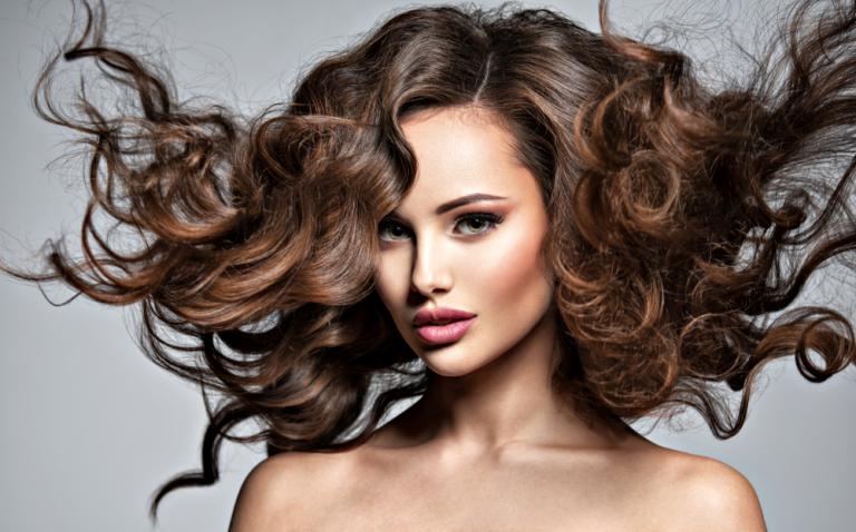 Το hair trend που θα αναδείξει τα καστανά σας μαλλιά