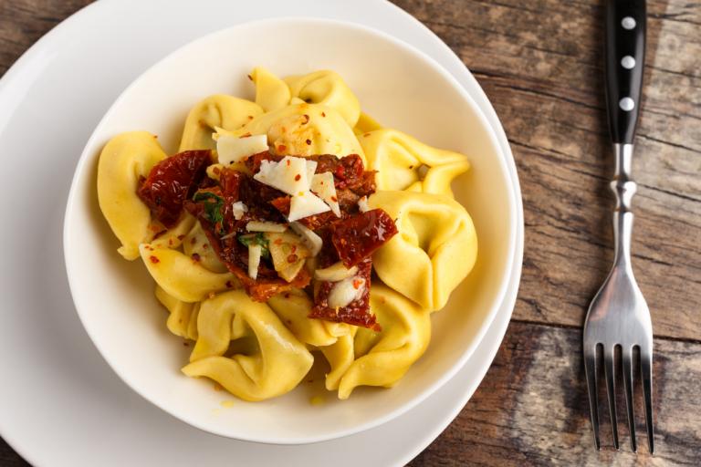 Τορτελίνια με λιαστή ντομάτα