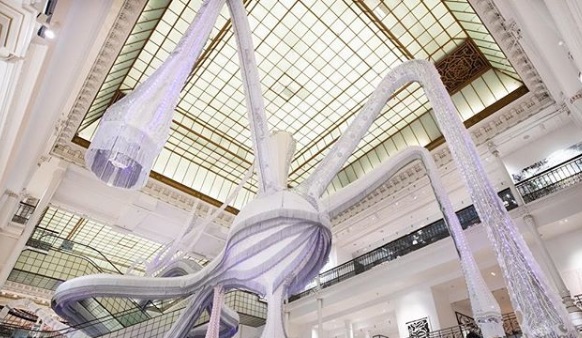 Ιπτάμενο γλυπτό στο Παρίσι τιμά την Σιμόν Βέιλ και την Σιμόν ντε Μπουβουάρ