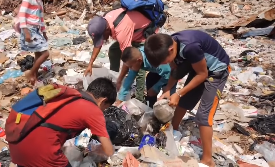 Σοκαριστικές εικόνες από τη Βενεζουέλα: Παιδιά ψάχνουν φαγητό στα σκουπίδια