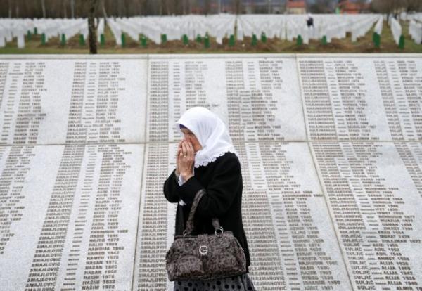 Οι χήρες της σφαγής της Σρεμπρένιτσα υποδέχονται τα ισόβια στον Κάρατζιτς