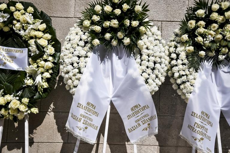 Στεφάνια από ΚΑΕ Ολυμπιακός, Σπανούλη και Αγγελόπουλους για Θανάση