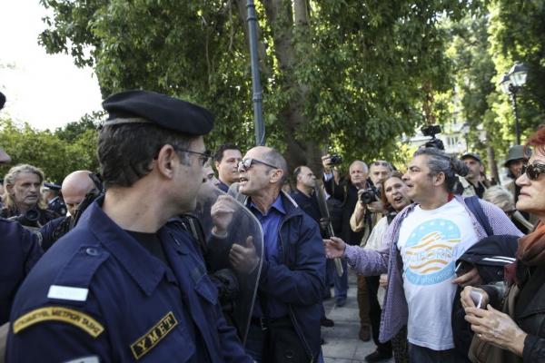 Παρέλαση στο Σύνταγμα : Συνέλαβαν μέλη της ΛΑΕ – Δείτε την προκήρυξη που μοίραζαν