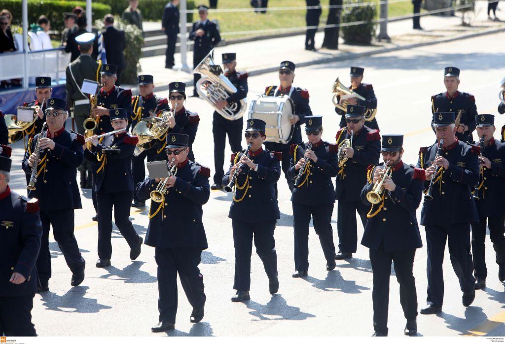 «Μακεδονία ξακουστή» τραγουδούν οι πολίτες στη μαθητική παρέλαση της Θεσσαλονίκης