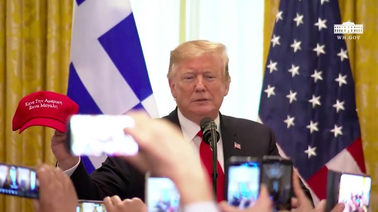 Ο Τραμπ έγραψε στα ελληνικά : «Κάντε την Αμερική μεγάλη ξανά»