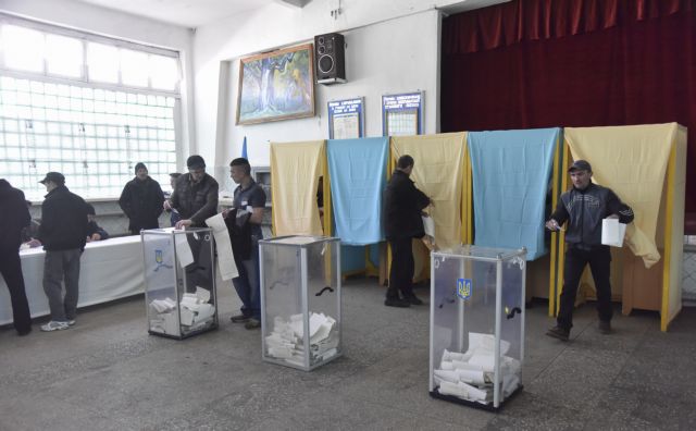 Εκλογές στην Ουκρανία: Ψήφισαν οι επικρατέστεροι υποψήφιοι