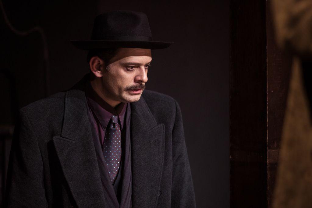 Ο Γιάννος Περλέγκας μιλάει στο in.gr για την παράσταση «Να ντύσουμε τους γυμνούς»