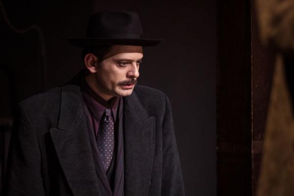 Ο Γιάννος Περλέγκας μιλάει στο in.gr για την παράσταση «Να ντύσουμε τους γυμνούς»