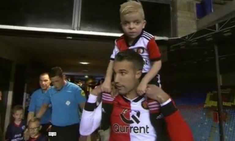 Φαν Πέρσι : Η ιδιαίτερη είσοδος με μπόμπιρα στους ώμους του