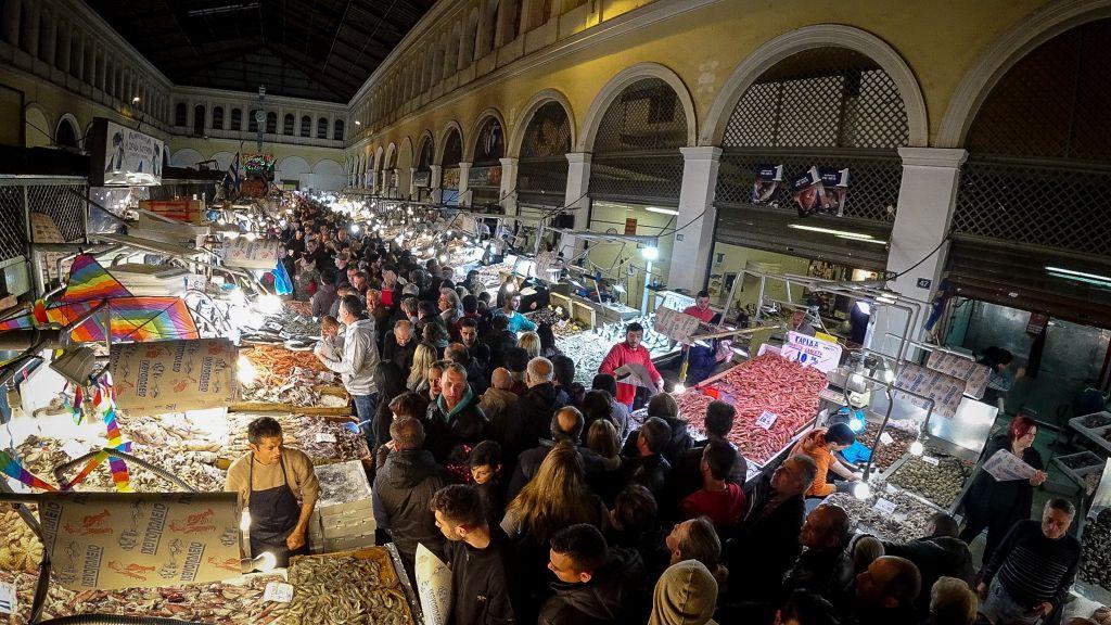 Ολονυχτία στη Βαρβάκειο για το τραπέζι της Καθαράς Δευτέρας [Εικόνες]