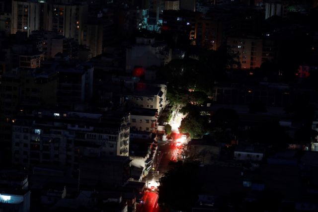 Βενεζουέλα: H αντιπολίτευση καλεί σε διαδηλώσεις με τη χώρα να παραμένει στο σκοτάδι