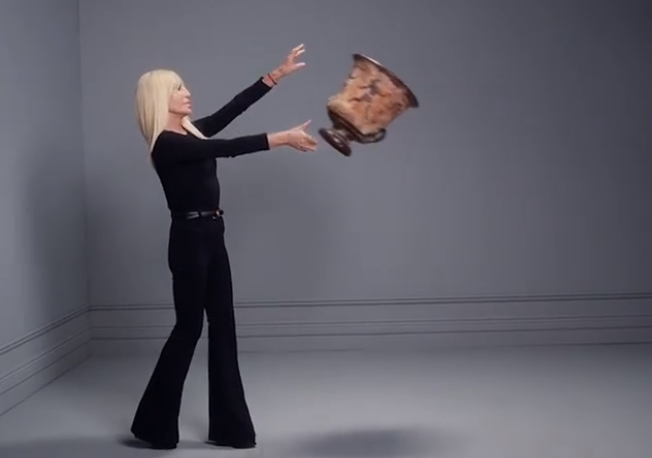 Η Versace σπάει το αρχαιοελληνικό βάζο