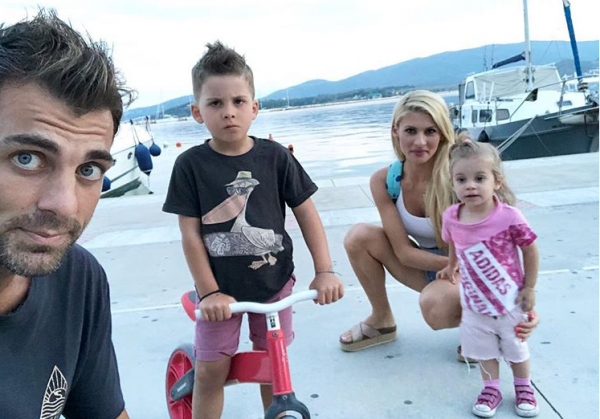 Χανταμπάκης – Πηλιάκη: Απόλαυσαν την ηλιόλουστη ημέρα μαζί με τα παιδιά τους