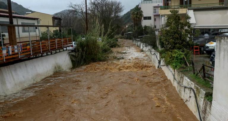 Χανιά : Ο πατέρας αφηγείται τον εφιάλτη που έζησε με τα παιδιά του μέσα στον χείμαρρο
