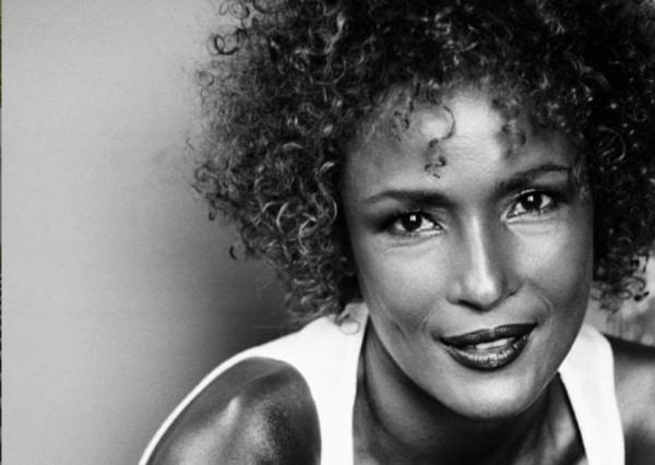 Το «λουλούδι της ερήμου» Γουόρις Ντίρι για την Ημέρα της Γυναίκας