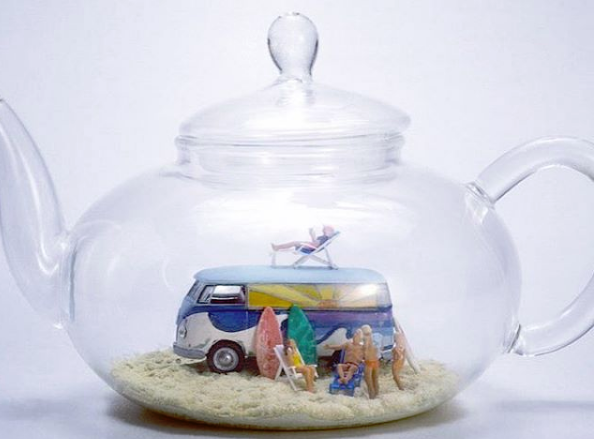 Οικογενειακές σκηνές πάνω σε πορτοφόλια και πουδριέρες