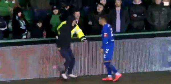 Χαμός στη Σκωτία: Παίκτης της Ρέιντζερς πιάστηκε στα χέρια με οπαδό