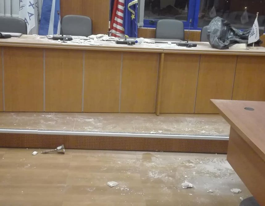 Χαμός στο Δημοτικό Συμβούλιο Αχαρνών: Επιτέθηκαν με μπάζα