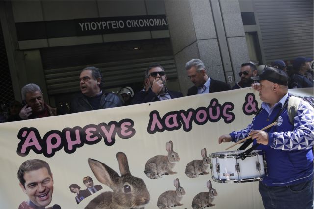 ΑΔΕΔΥ και ΠΟΕ-ΟΤΑ έξω από το ΥΠΟΙΚ: Τσίπρας, Πολάκης, λαγοί και… χελώνες