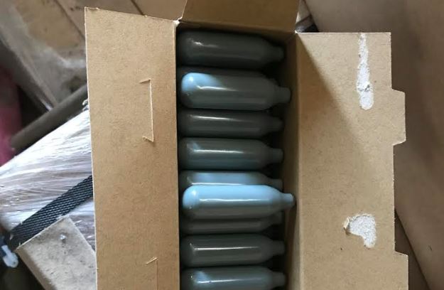 Κατάσχεση μεγάλων ποσοτήτων από «αέριο γέλιου» στην Κέρκυρα [εικόνες]