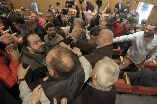 Ξύλο και βρισιές στη συνεδρίαση της ΓΣΕΕ