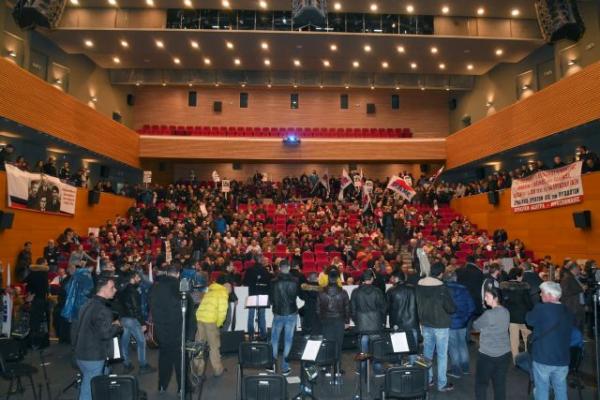 Συνέδριο ΓΣΕΕ : Ούτε σήμερα ξεκίνησε, κλίμα έντασης και αποχωρήσεις