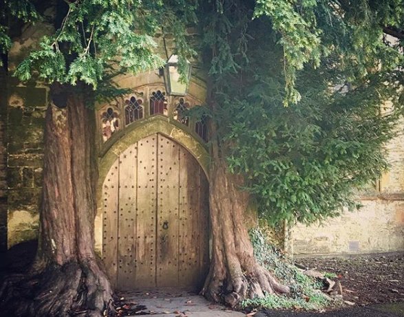 Η εκκλησία με την παραμυθένια πύλη που ενέπνευσε τον Τόλκιν