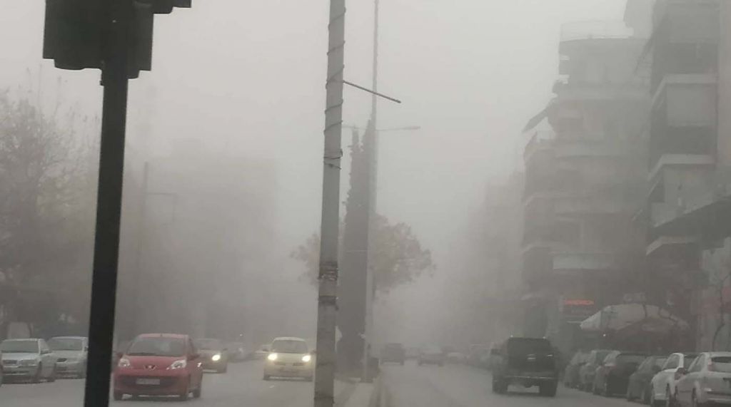 Απίστευτες εικόνες: «Πέπλο» ομίχλης σκέπασε τη Λάρισα