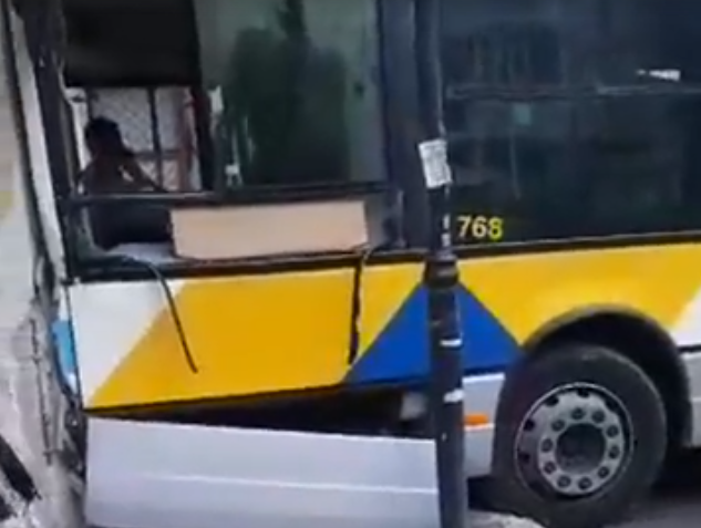 Σύγκρουση λεωφορείων στο Αιγάλεω - Τραυματίστηκαν επιβάτες