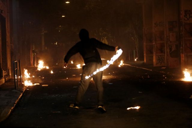 Δεύτερη νύχτα επεισοδίων στα Εξάρχεια – Τραυματίστηκε αστυνομικός