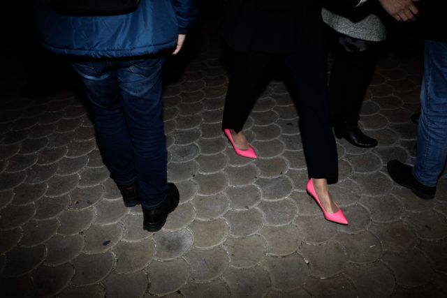 Πάρτι στο Twitter με τις ροζ γόβες της Νοτοπούλου