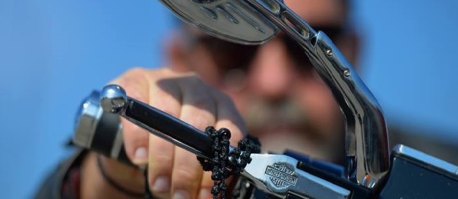 Καθαίρεσαν τον «παπα-Χάρλεϋ» λόγω… «πορνείας»