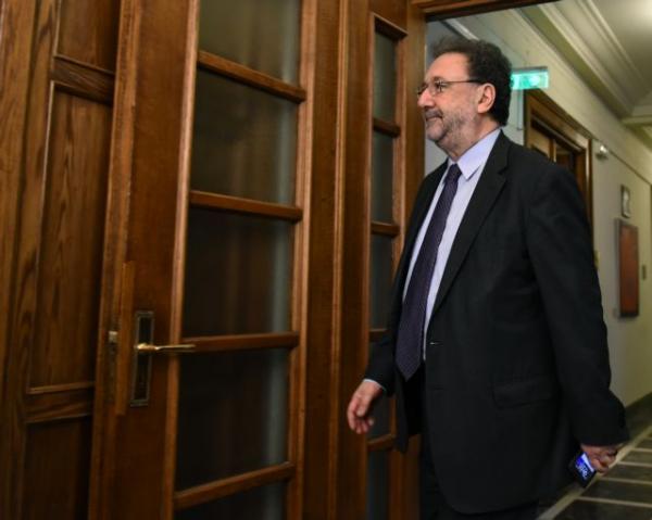 Ατακτη υποχώρηση για τη ρύθμιση που επέτρεπε σε offshore να συμμετέχουν σε διαγωνισμούς