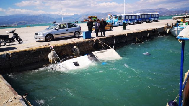 Nαύπλιο: Ανελκύστηκε σκάφος που είχε βουλιάξει από τους ανέμους