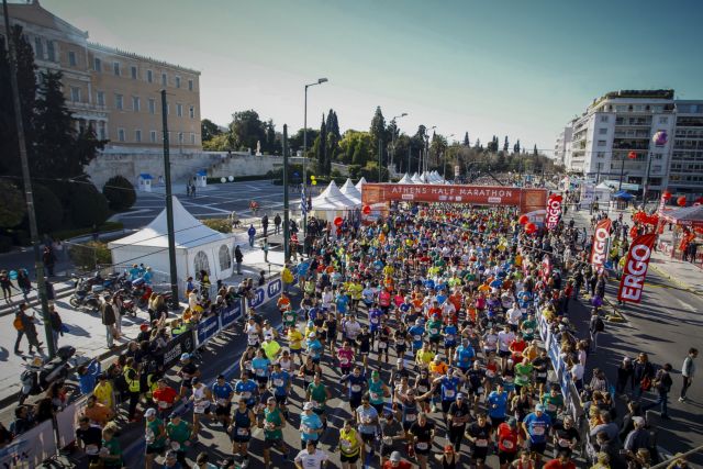 8oς Ημιμαραθώνιος: Οι δρομείς «κατέκλυσαν» το κέντρο της Αθήνας