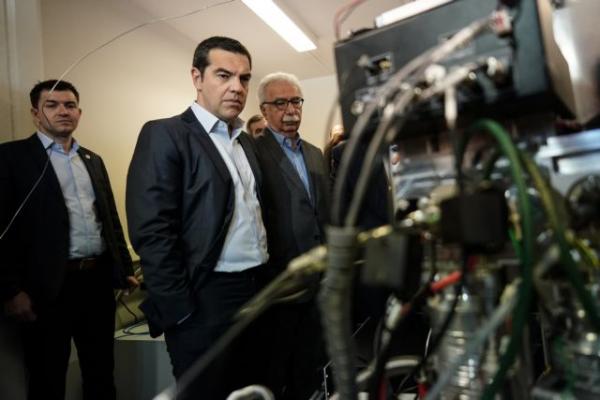 Νέα γκάφα Τσίπρα: Μπέρδεψε το υδρογόνο με το… ήλιο