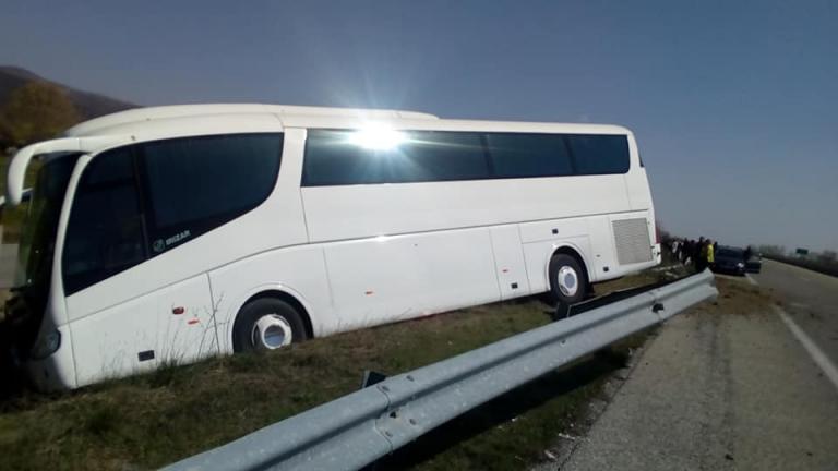 Ξάνθη: Τουριστικό λεωφορείο έπεσε σε χαντάκι