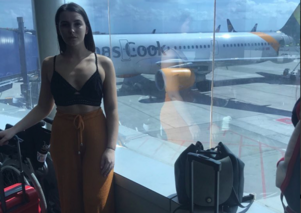 «Σκεπάσου ή κατέβα από το αεροπλάνο» είπε αεροπορική σε 21χρονη