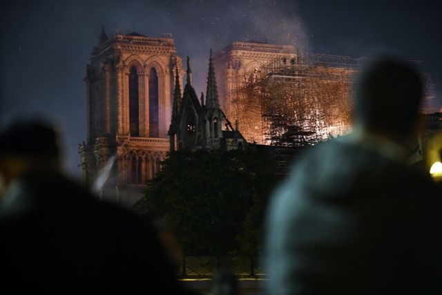 Βερολίνο για Παναγία των Παρισίων: Είναι φρικτό να το ζει κανείς