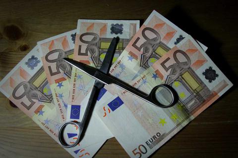 Επιμένουν οι δανειστές: Μειώστε το αφορολόγητο όριο