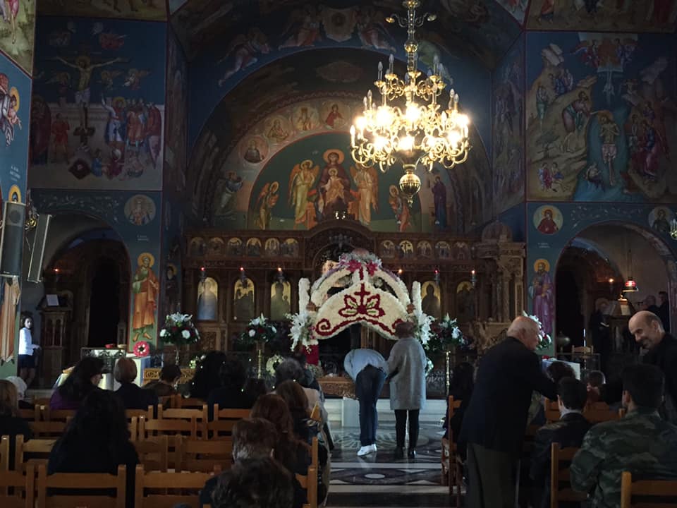 Επιτάφιος στο Μάτι: Συγκλονιστικές εικόνες με τους κατοίκους που περιμένουν την «ανάσταση»