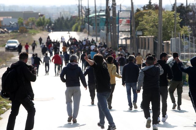 Διαβατά: Επεισόδια, πετροπόλεμος και χημικά έξω από το κέντρο φιλοξενίας