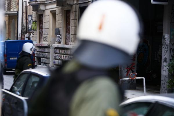 Μεγάλη επιχείρηση της ΕΛ.ΑΣ. σε υπό κατάληψη κτίρια στα Εξάρχεια – Δεκάδες προσαγωγές