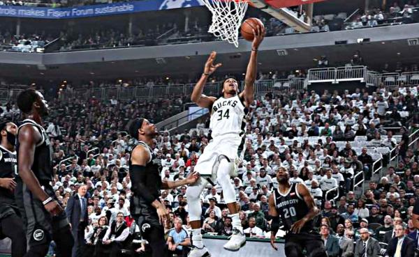 Οι Μπακς διέλυσαν τους Ντιτρόιτ Πίστονς με κορυφαίο τον Γιάννη