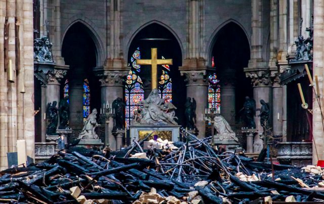 Παναγία των Παρισίων: Σοκάρουν οι εικόνες από το εσωτερικό του ναού μετά την πυρκαγιά