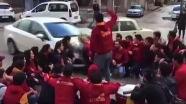 Βίντεο που κόβει την ανάσα: Αυτοκίνητο παρασύρει οπαδούς