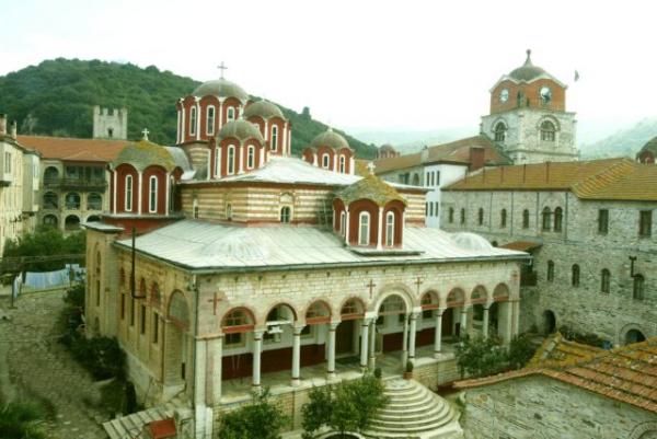 Ενοχοι οι οκτώ μοναχοί για τα επεισόδια με τις μολότοφ στη Μονή Εσφιγμένου
